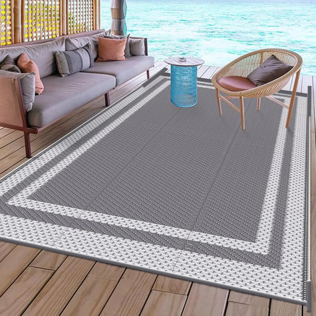 Balcon décoré avec tapis et déco budget